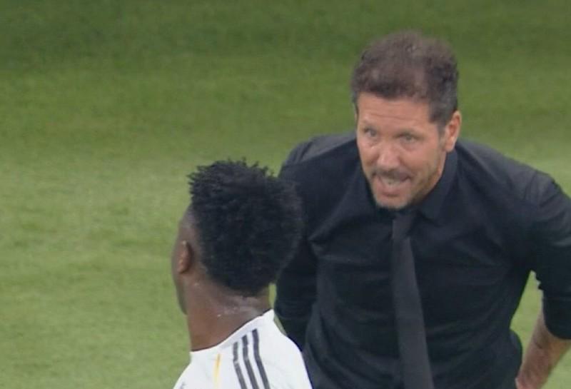 九游体育娱乐-六台：皇马向西蒙尼表达了不满，也对他的道歉感到满意