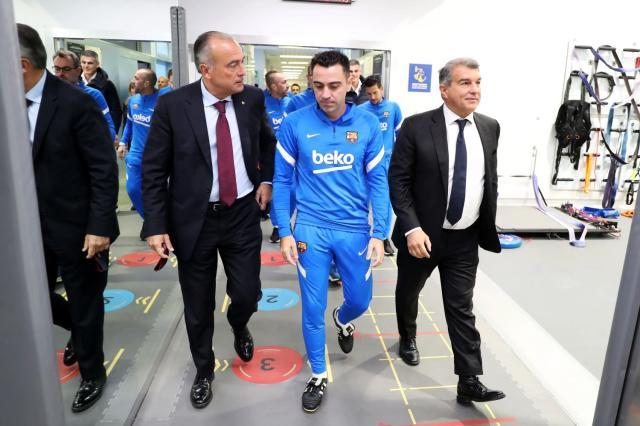 xavi-hernandez-joanlaporta.jpg